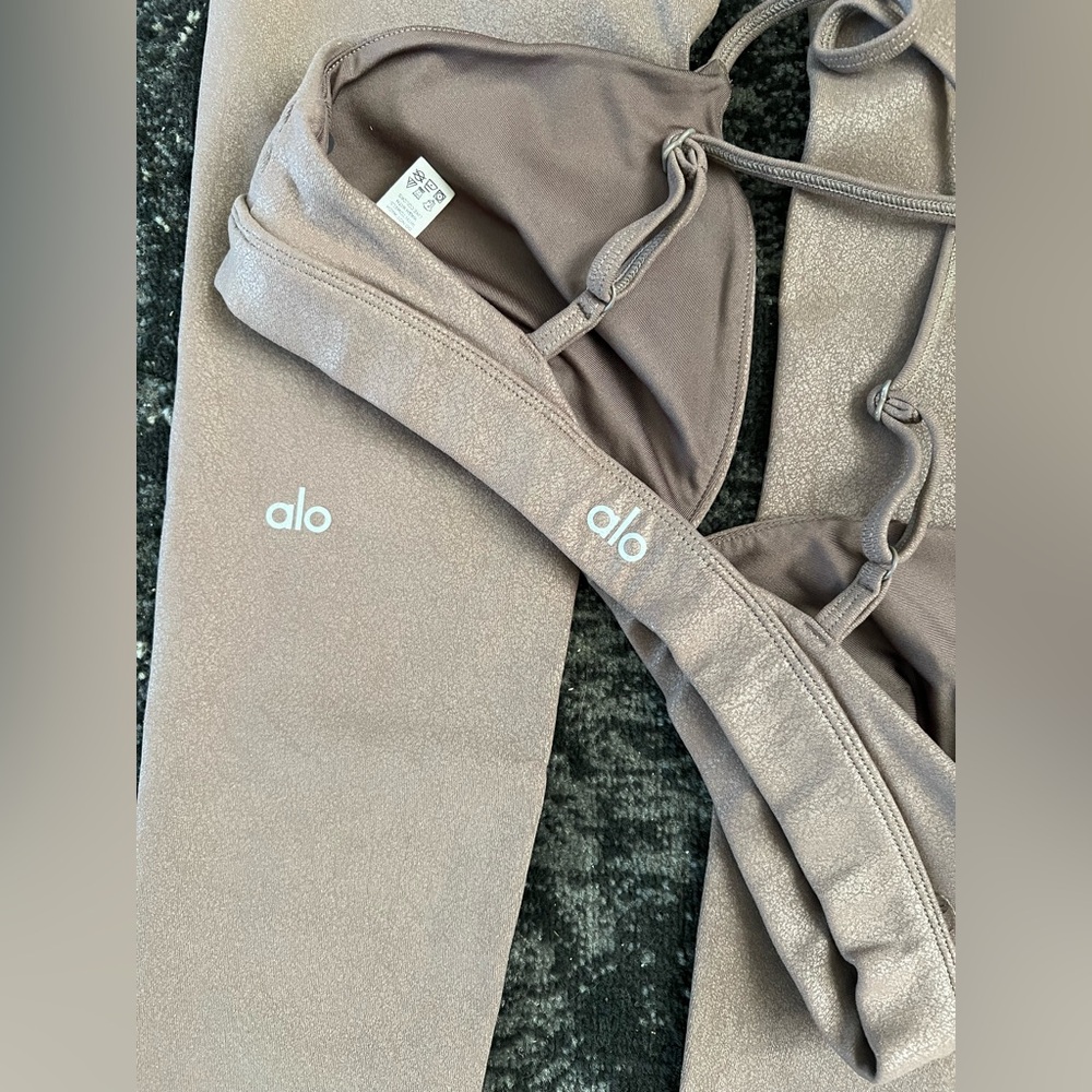 ALO Yoga Shimmering Tan Activewear Set - Picture 7 of 16